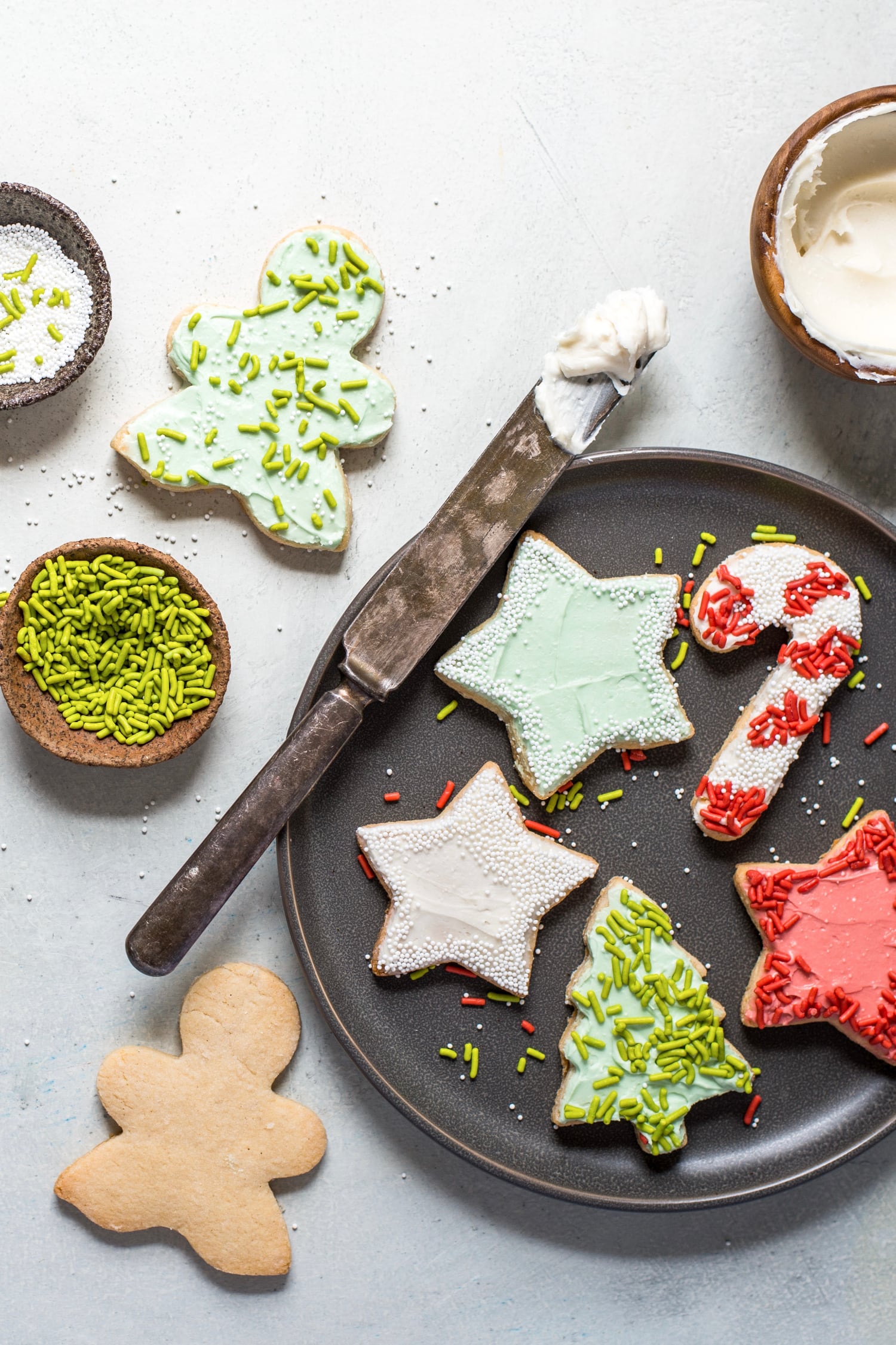 decorating sugar cookies with naturally colored frosting